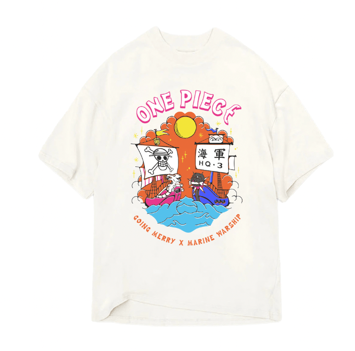 T-shirt One Piece Officiel - Merry X Marine en coton blanc, imprimé manga avec les navires en duel sous un soleil couchant. Produit dérivé officiel.