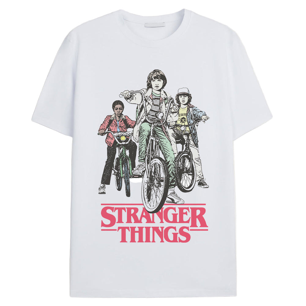 T-shirt Stranger Things à imprimé Retro Bikers non porté, affichant les enfants à vélo et le logo rouge emblématique de la série Netflix.