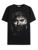 T-shirt Geralt de Rivia - Confort Coton | The Witcher en noir, imprimé visage de Geralt avec lettrage vertical, vêtement pour fans de la série.