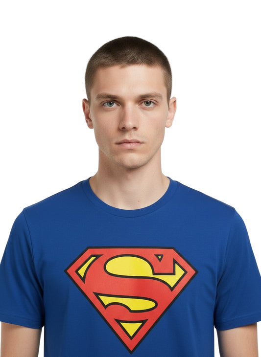 Close-up of the model wearing T-shirt Superman DC Comics - Classic Logo