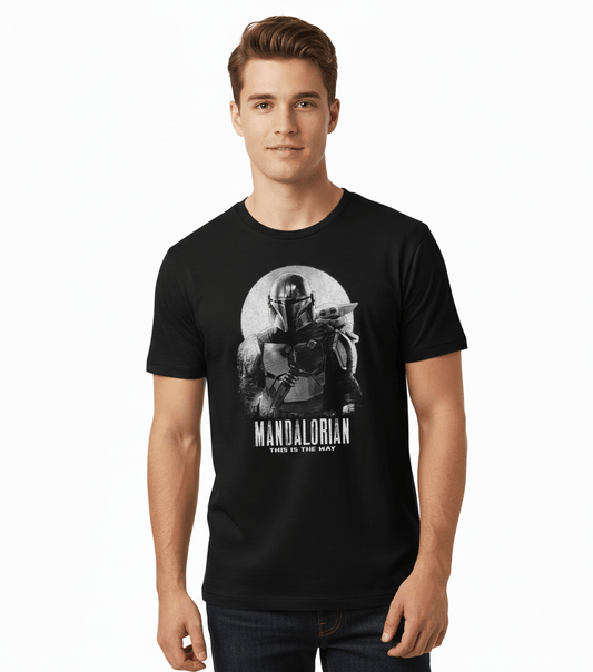 T-shirt Mandalorian avec Grogu en visuel monochrome et texte This Is The Way, design Star Wars