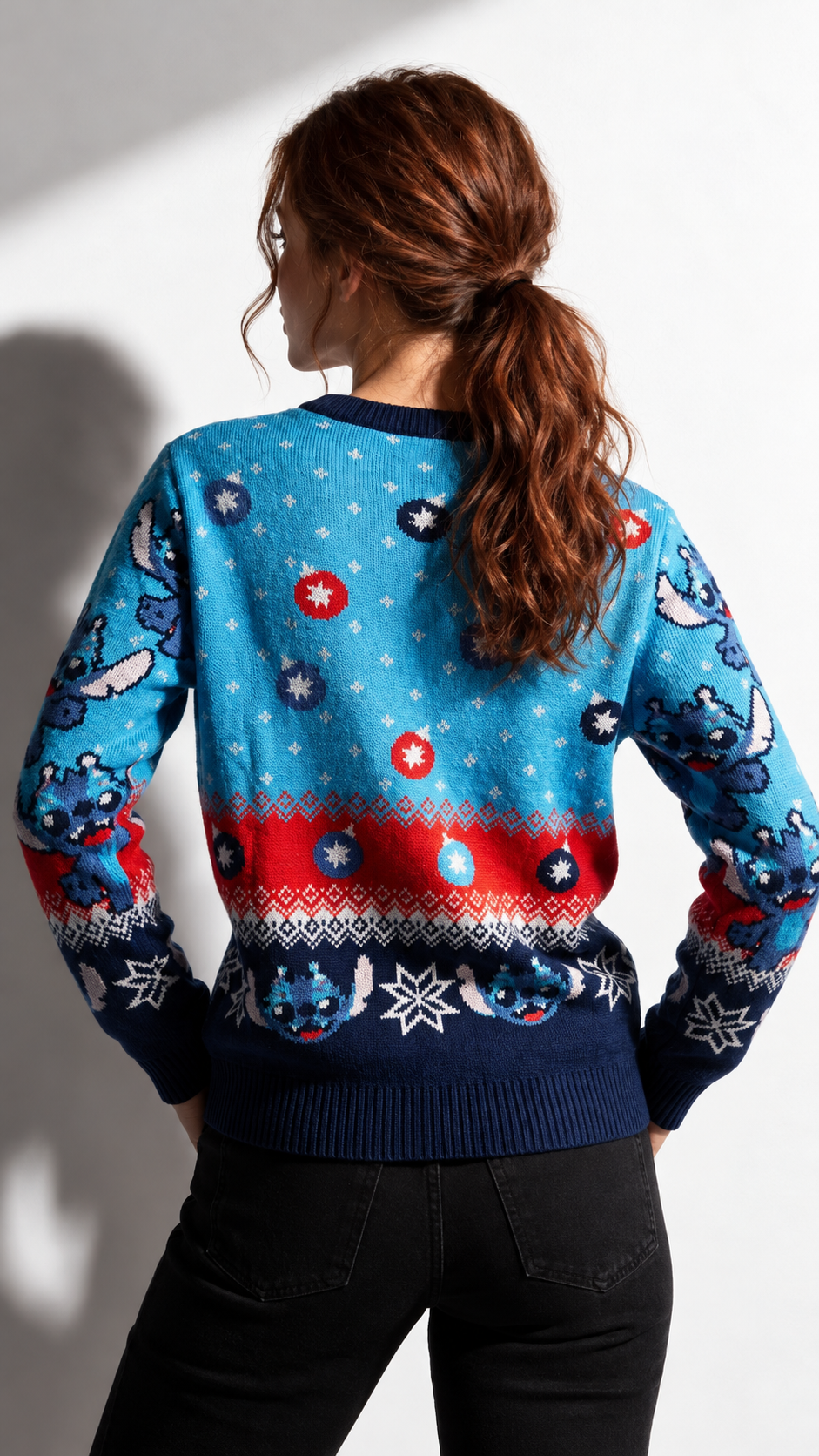 Disney Pull de Noël Disney™ Lilo & Stitch « Happy Stitchmas » – Pull Tricoté Officiel Bleu Marine - Pull-over | Professional Product Photo 2