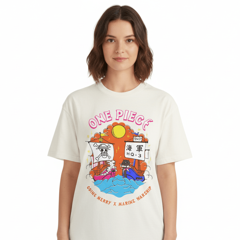 T-shirt One Piece Officiel - Merry X Marine porté par une femme, imprimé vibrant avec les bateaux de l’équipage et de la marine. Idéal pour fans d’anime.