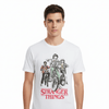 T-shirt Stranger Things à imprimé Retro Bikers porté par un homme, représentant les héros de la série sur des vélos vintage.