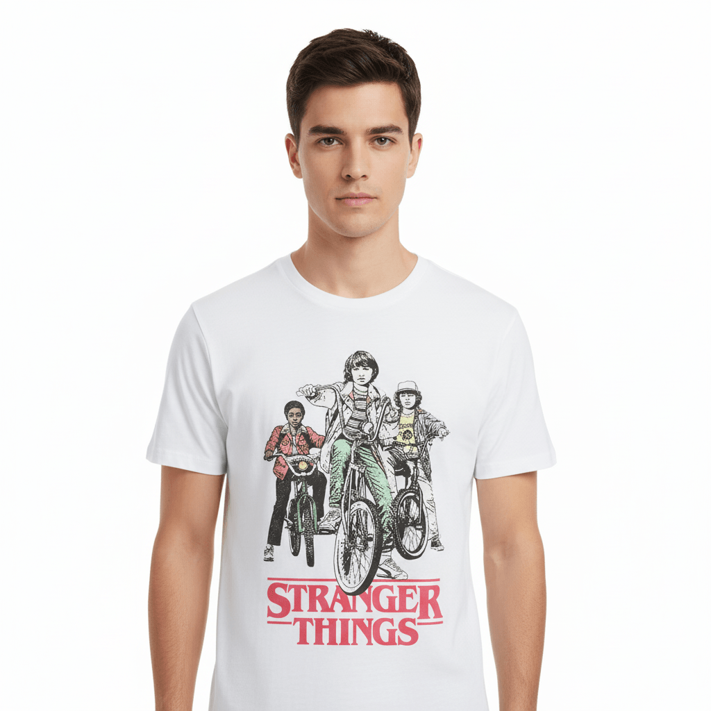 T-shirt Stranger Things à imprimé Retro Bikers porté par un homme, représentant les héros de la série sur des vélos vintage.