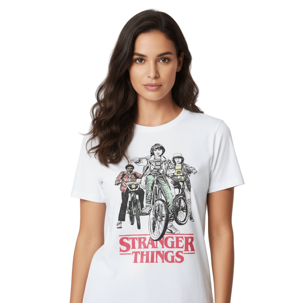 T-shirt Retro Bikers - Stranger Things porté par une femme, avec imprimé des personnages à vélo et logo rouge de la série culte Netflix.