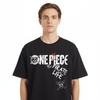 T-shirt One Piece Officiel - Pirate Life Logo porté par un homme, coupe unisexe en coton noir avec imprimé manga stylisé. Idéal pour fans d'anime.