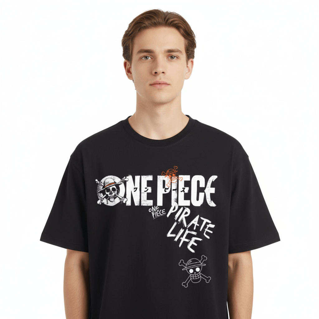 T-shirt One Piece Officiel - Pirate Life Logo porté par un homme, coupe unisexe en coton noir avec imprimé manga stylisé. Idéal pour fans d'anime.