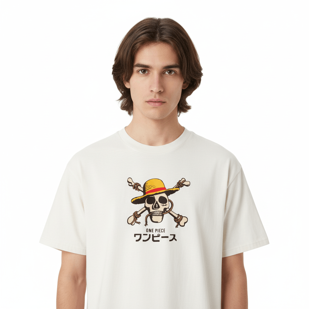 T-shirt unisexe logo Mugiwara - One Piece porté par un homme, avec imprimé crâne au chapeau de paille et texte japonais. Idéal pour fans d’anime.