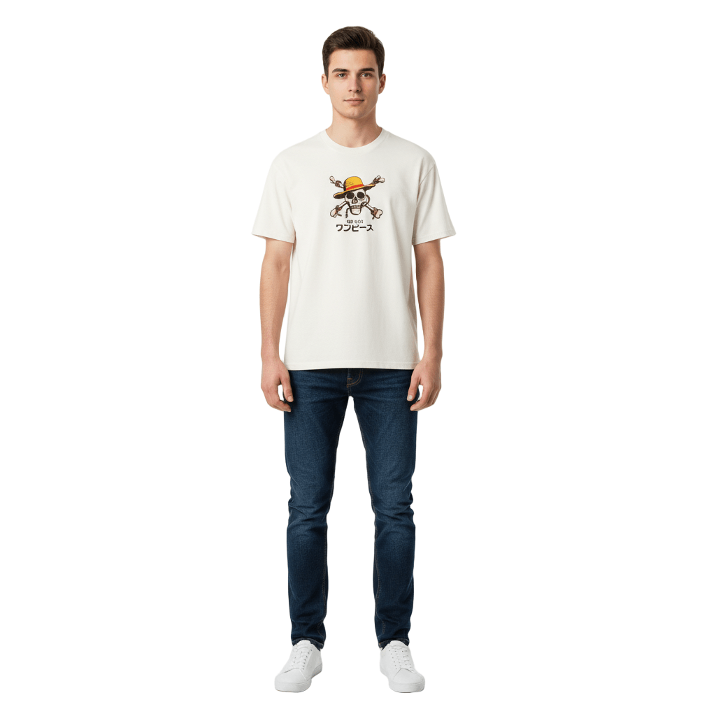 T-shirt One Piece logo Mugiwara porté en pied, coupe classique unisexe en coton blanc, parfait pour style streetwear et collection manga.