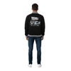 Vue arrière de la veste Back to the Future – Varsity Officielle portée, mettant en valeur l’illustration DeLorean rétro et le logo emblématique.