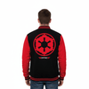 Zoom sur le dos de la veste Teddy Star Wars - Empire Emblème portée par un homme, grand symbole Empire et texte 'Empire'.