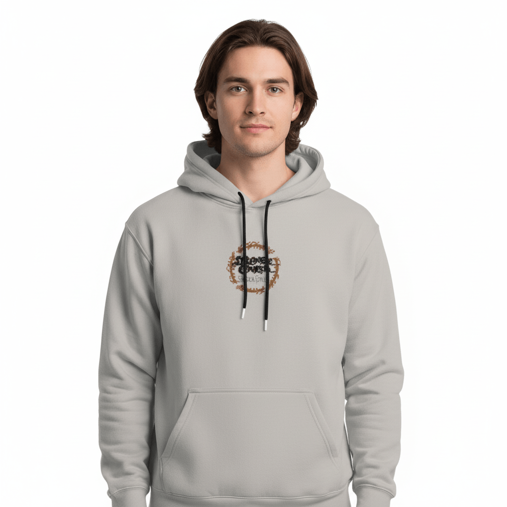 Sweat-shirt gris clair avec logo anneau du Seigneur des Anneaux sur la poitrine, modèle homme, style casual et confortable.