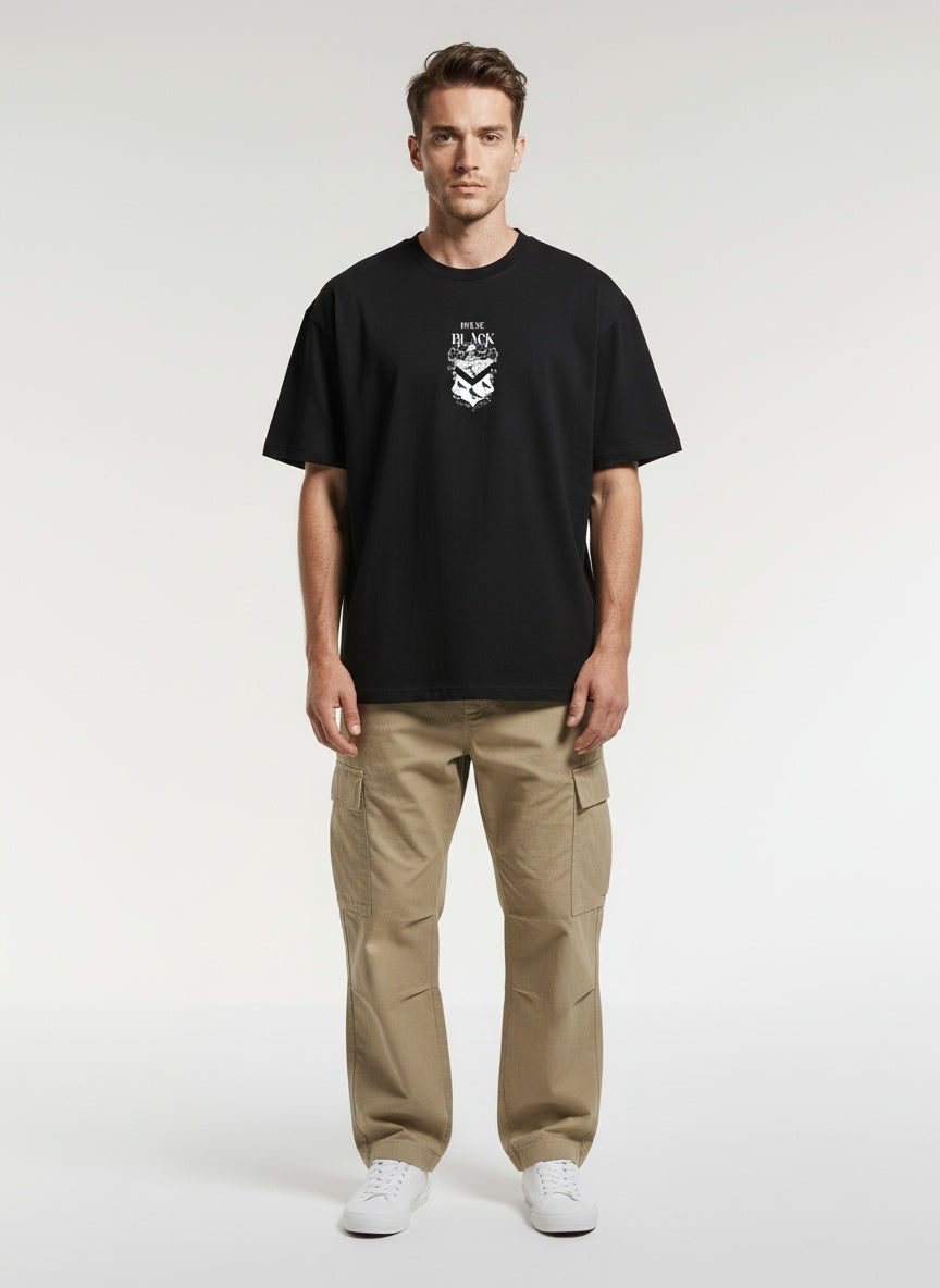 Full body view of the model wearing T-shirt Harry Potter Officiel – House of Black