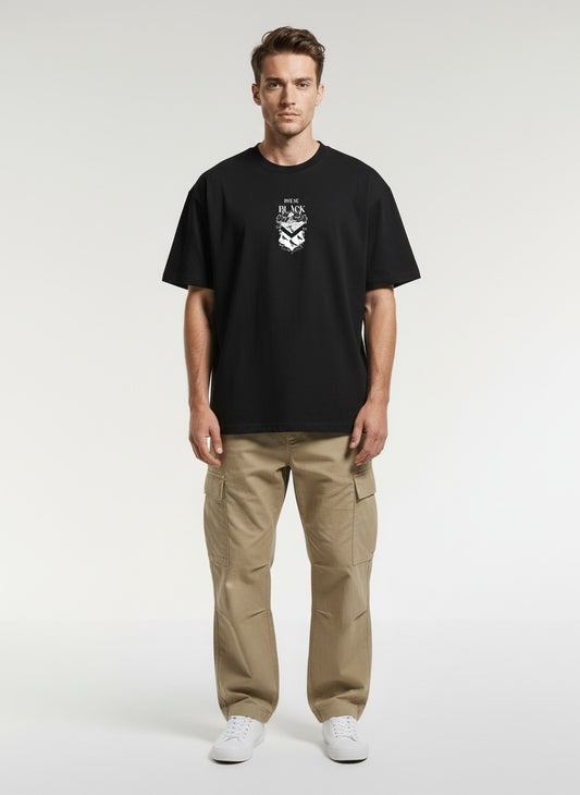 Full body view of the model wearing T-shirt Harry Potter Officiel – House of Black