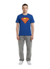 Full body view of the model wearing T-shirt Superman DC Comics - Classic Logo