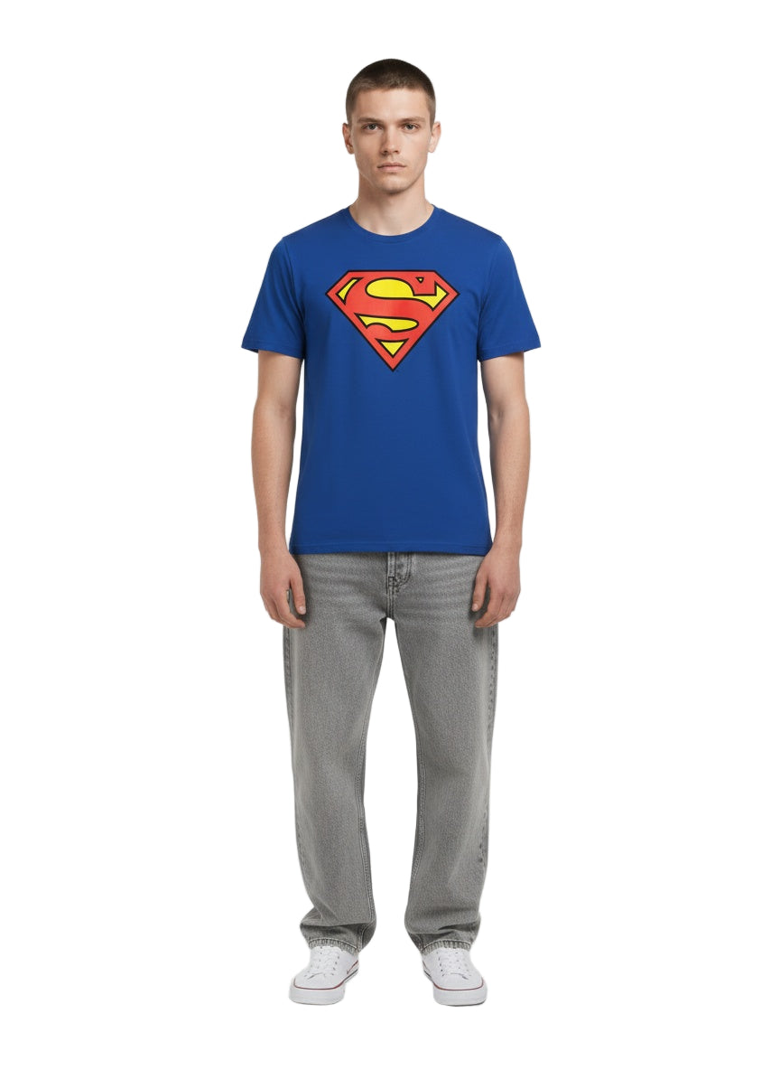 Full body view of the model wearing T-shirt Superman DC Comics - Classic Logo